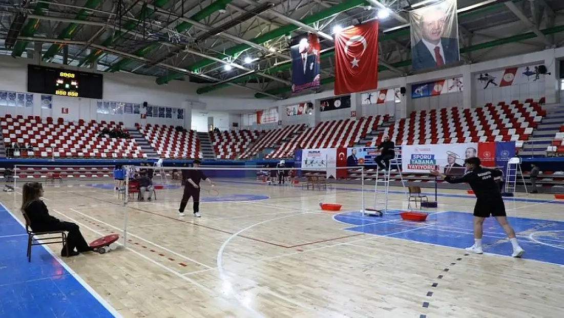 Ağrı'da gençler badmintonta yarıştı