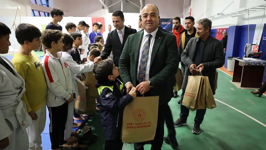 Ağrı’da sporculara eşofman takımı ve tişört desteği sağlandı