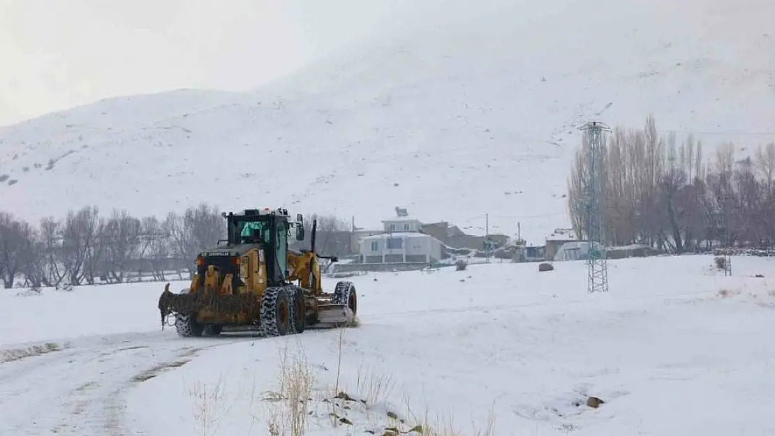 Ağrı'da 'Kar Kaplanları' kapanan yollar için seferber oldu