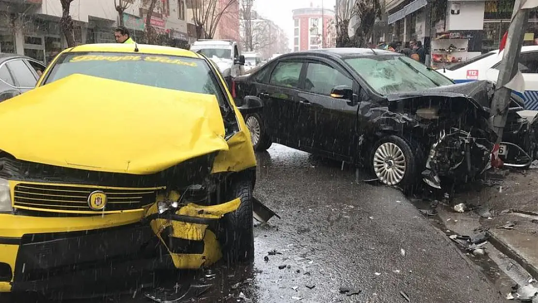 Bingöl'de trafik kazası: 3 yaralı
