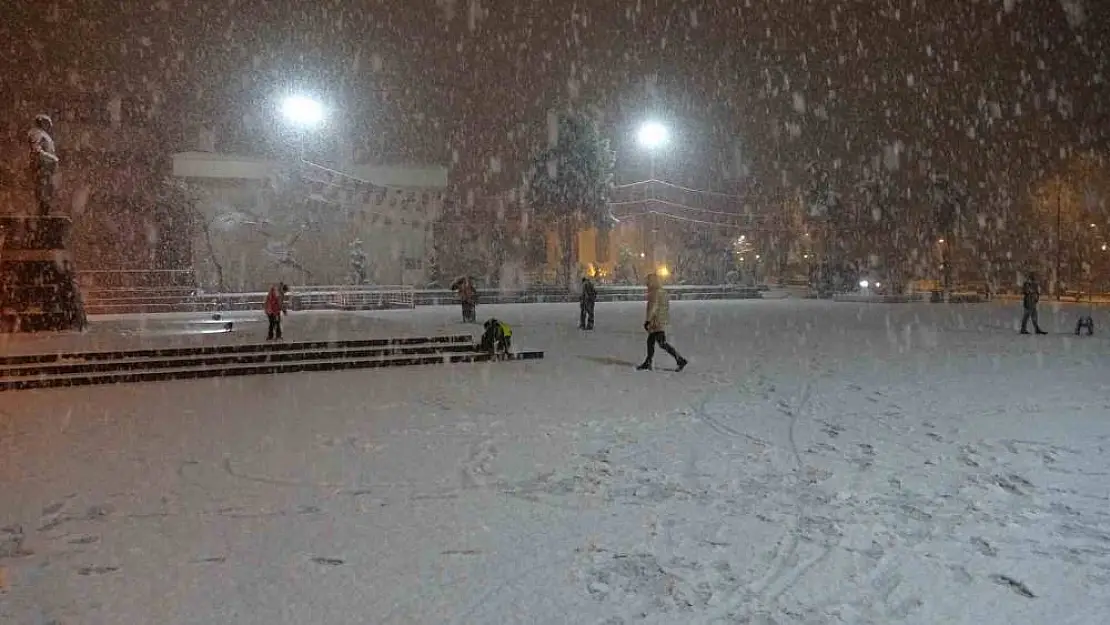 Malatya'ya lapa lapa kar yağdı
