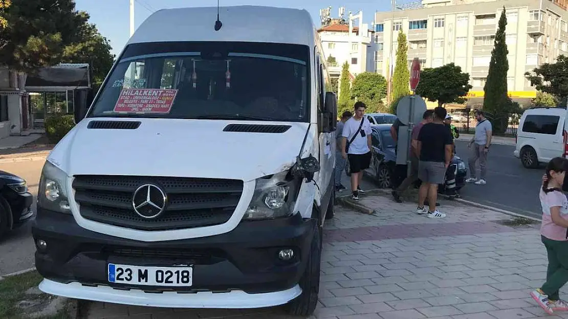 Elazığ'da minibüs ile otomobil çarpıştı: 2 yaralı
