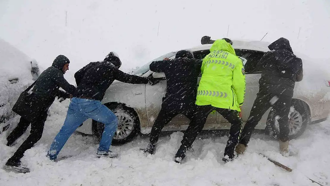 Yüksekova'da kar hayatı felç etti, 8 araç zincirleme kaza yaptı
