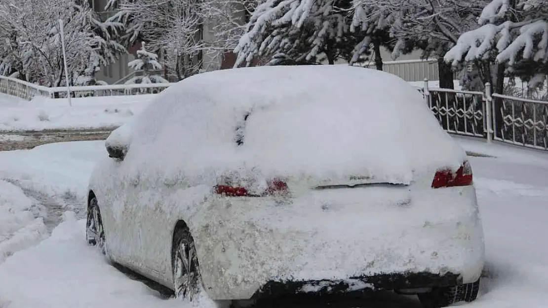 Erzurum'a kış geri geldi
