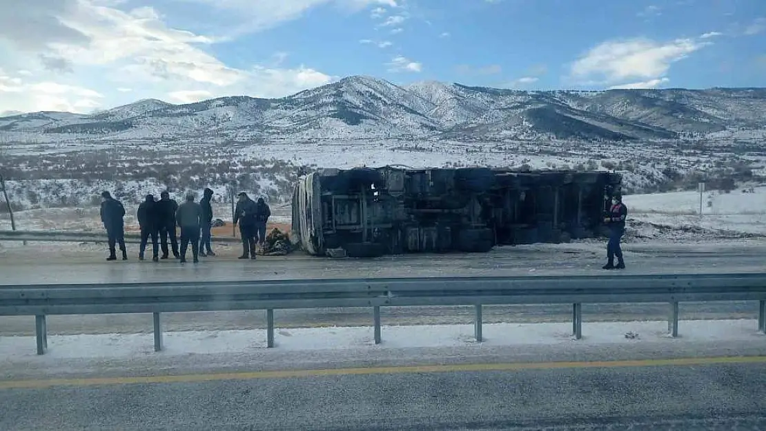 Elazığ'da tır devrildi: 2 yaralı
