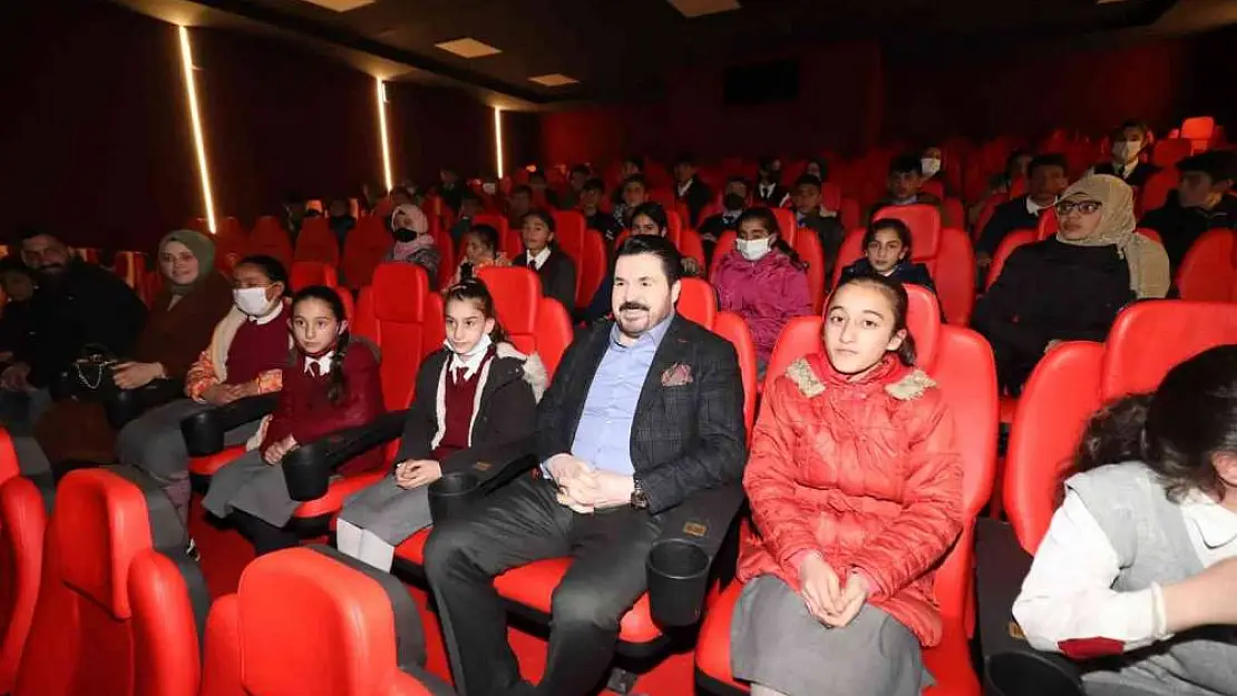 Dünya Ağrılılar Gününde köy çocukları sinema ile buluştu