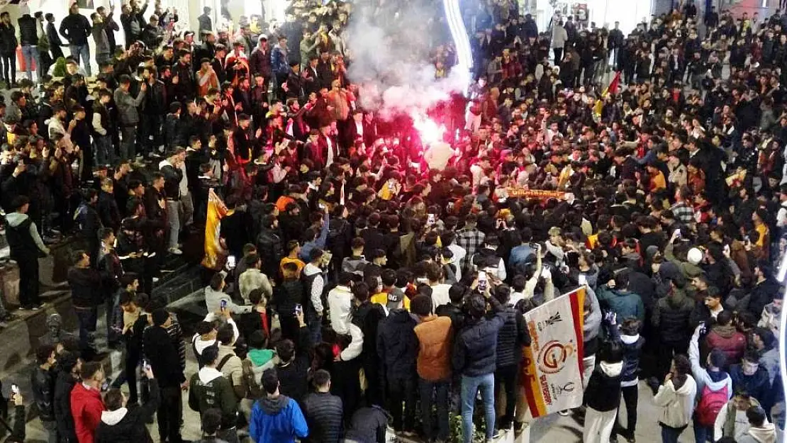 Van'da Galatasaraylı taraftarların derbi coşkusu
