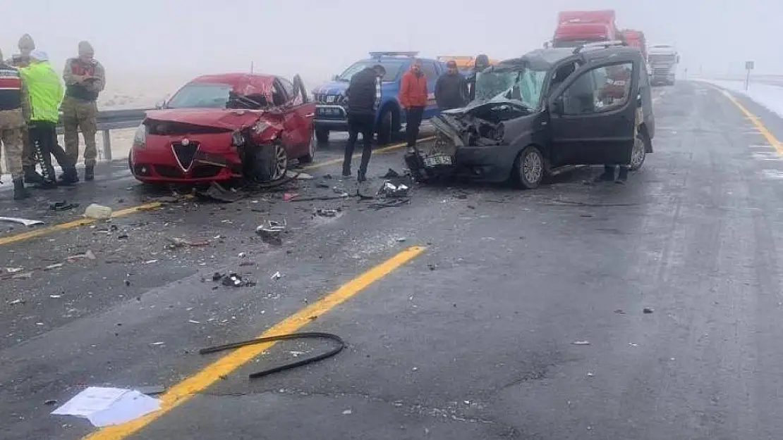 Kars'ta zincirleme kaza: 1'i ağır 3 yaralı
