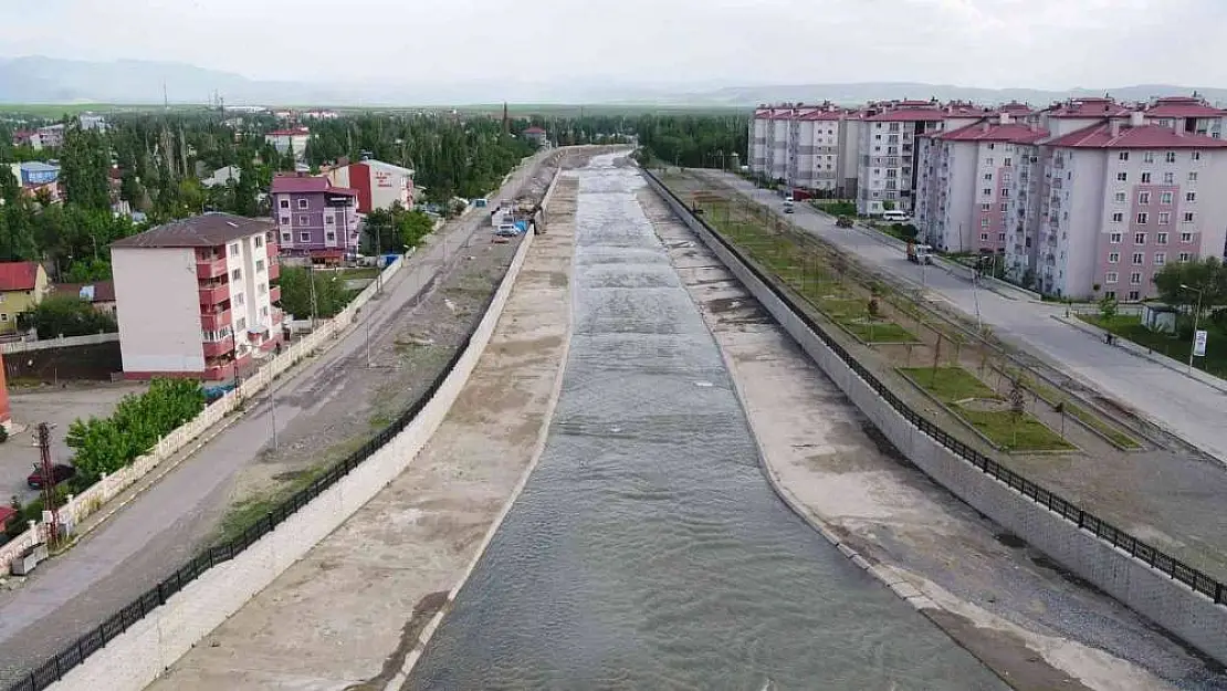 Taşlıçay Deresi çevresinde çalışmalar devam ediyor
