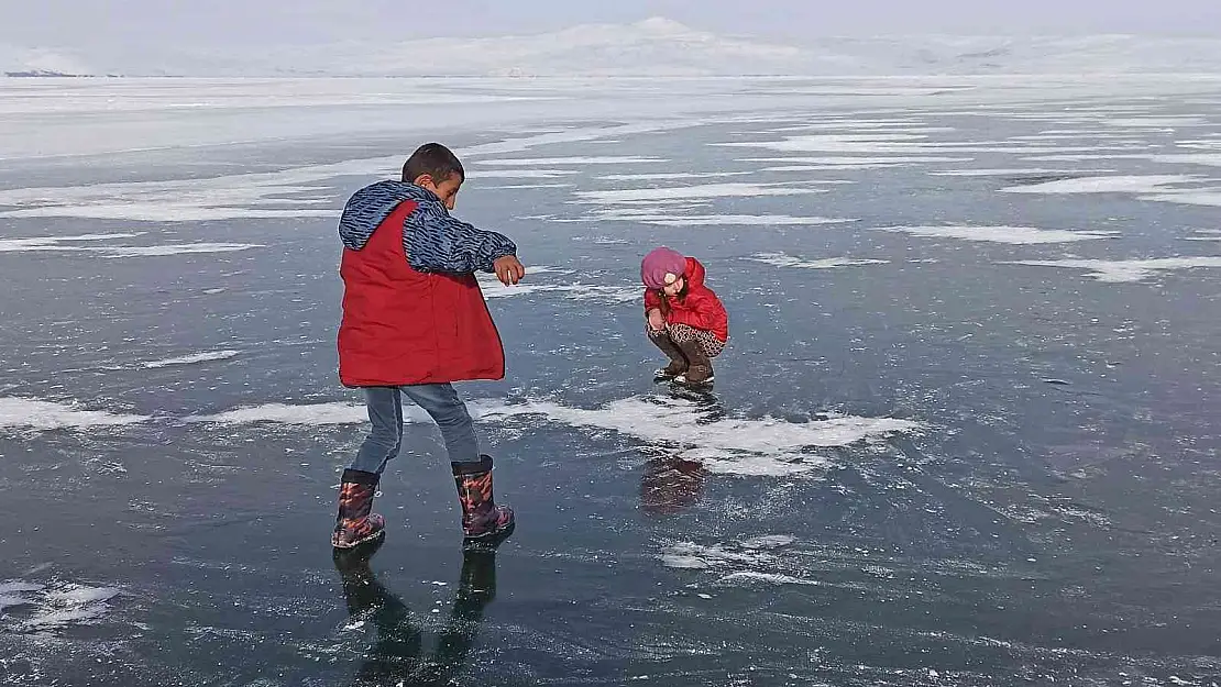 Donan göl çocukların oyun alanı oldu
