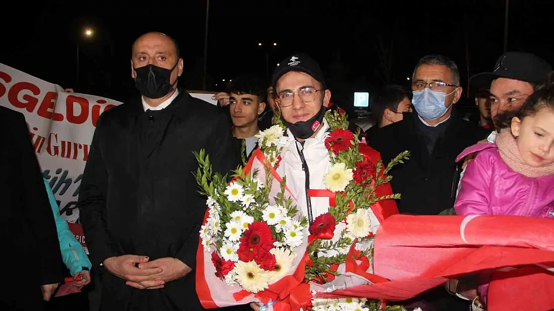 Olimpiyatlarda tarih yazan Furkan Akar yurda döndü
