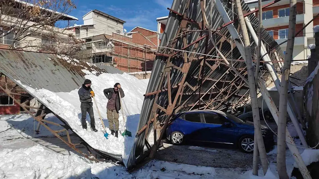 Çöken otoparkın çatısı karton gibi ikiye ayrıldı
