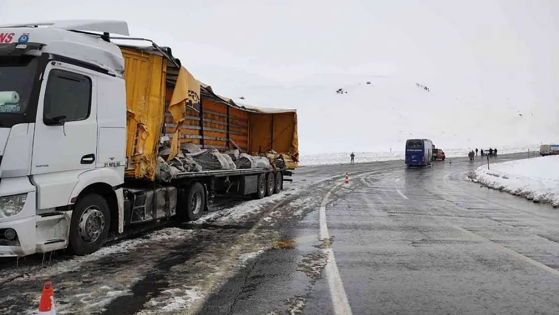 Yolcu otobüsüyle tır çarpıştı: 1 ölü, 3 yaralı
