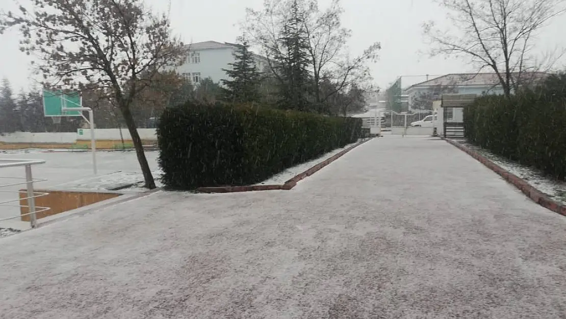 Bir günde hem yağmur hem kar hem de dolu yağdı
