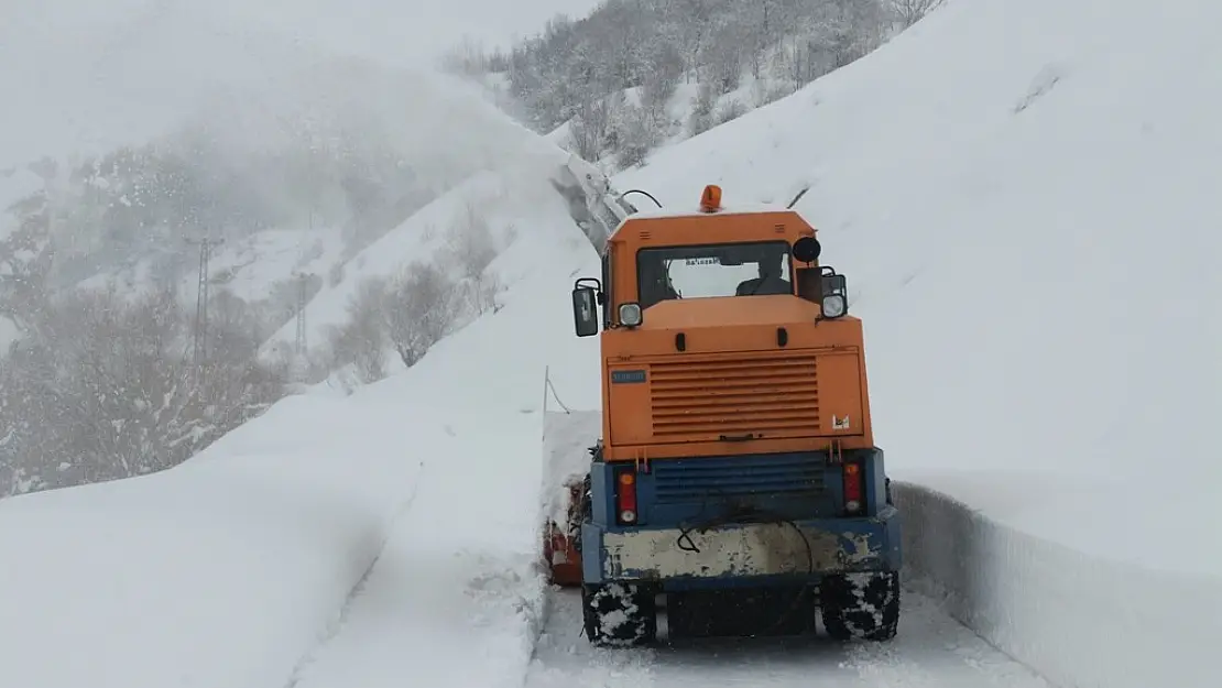 Bitlis'te tipi ve fırtınaya rağmen köy yolları açılıyor
