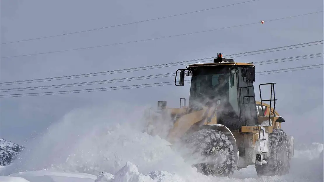 Erzincan'da kar ve tipiden 104 köy yolu ulaşıma kapalı
