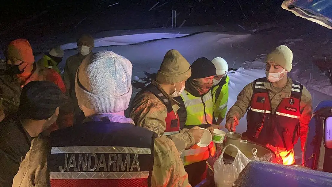 Kar ve tipiden kapanan karayolunun açılmasını bekleyenlere jandarma çorba ikram etti
