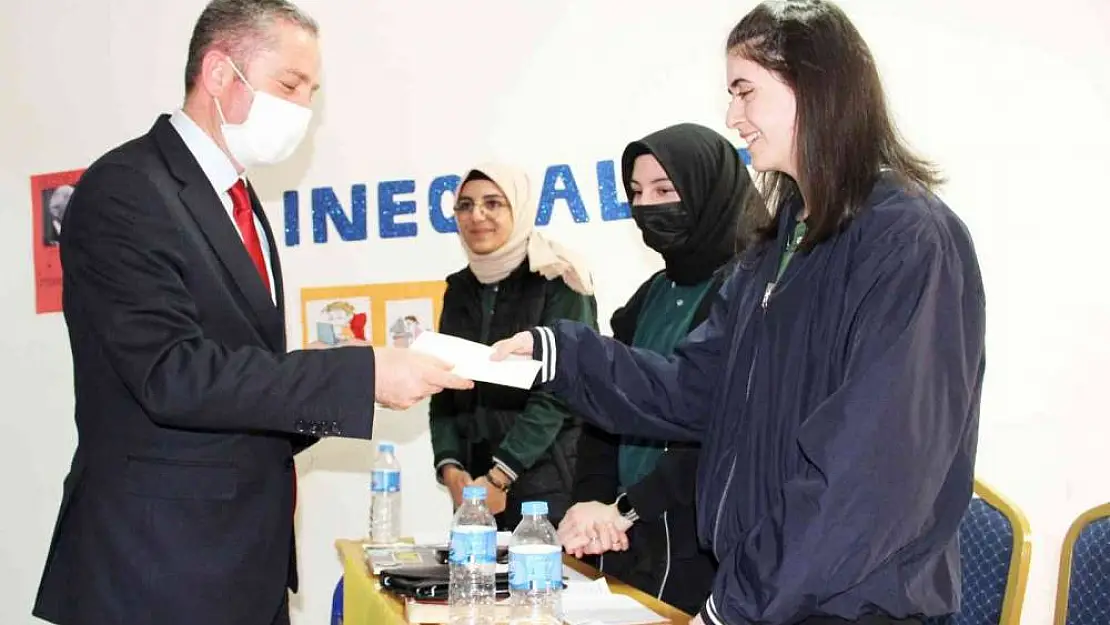 Ağrı'da 'İngilizce Münazara' yarışması yapıldı