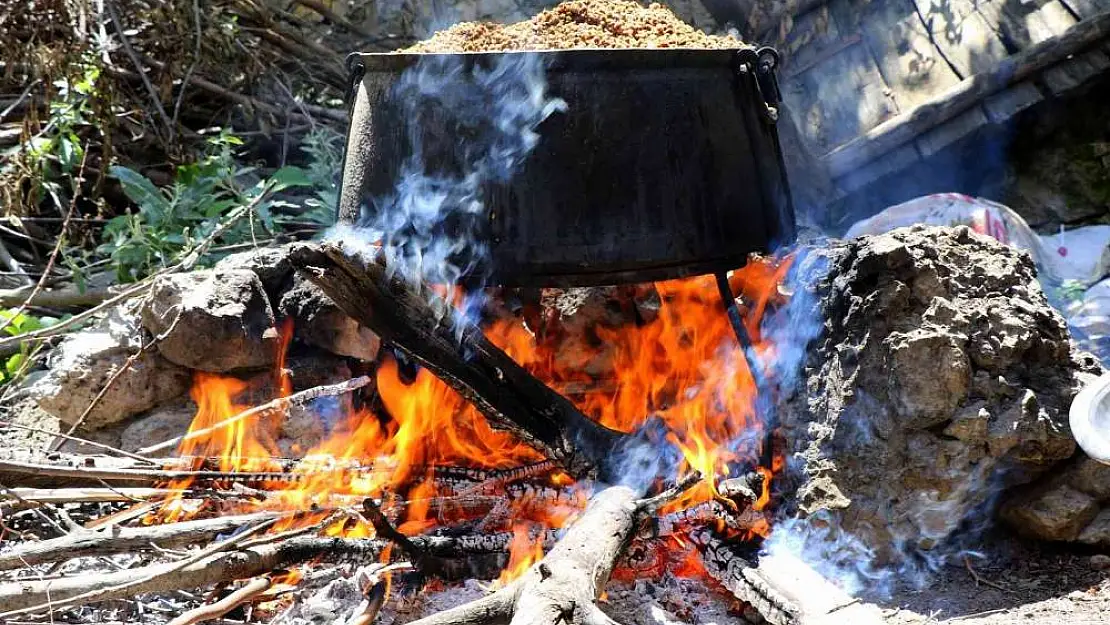 Yüzyıllardır süren geleneksel yöntemlerle pekmez yapımı
