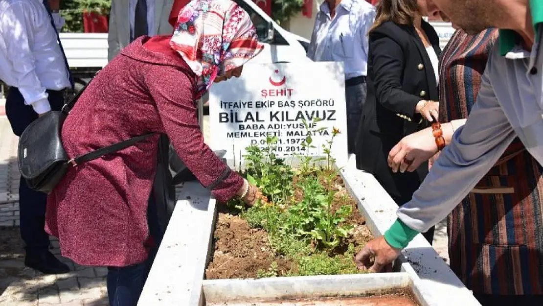 Malatya'da yetiştirilen çiçekler şehitliğe dikildi