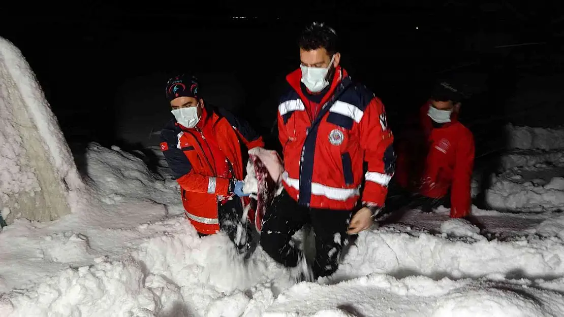 1 metreyi aşan karda sağlık ekiplerinin hasta kurtarma mücadelesi
