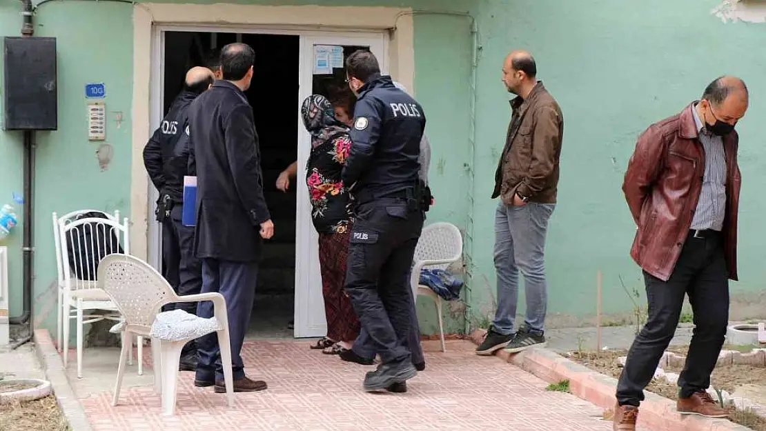 İcra yoluyla çocuğunu almaya gelen kadın, gazetecilere tepki gösterdi
