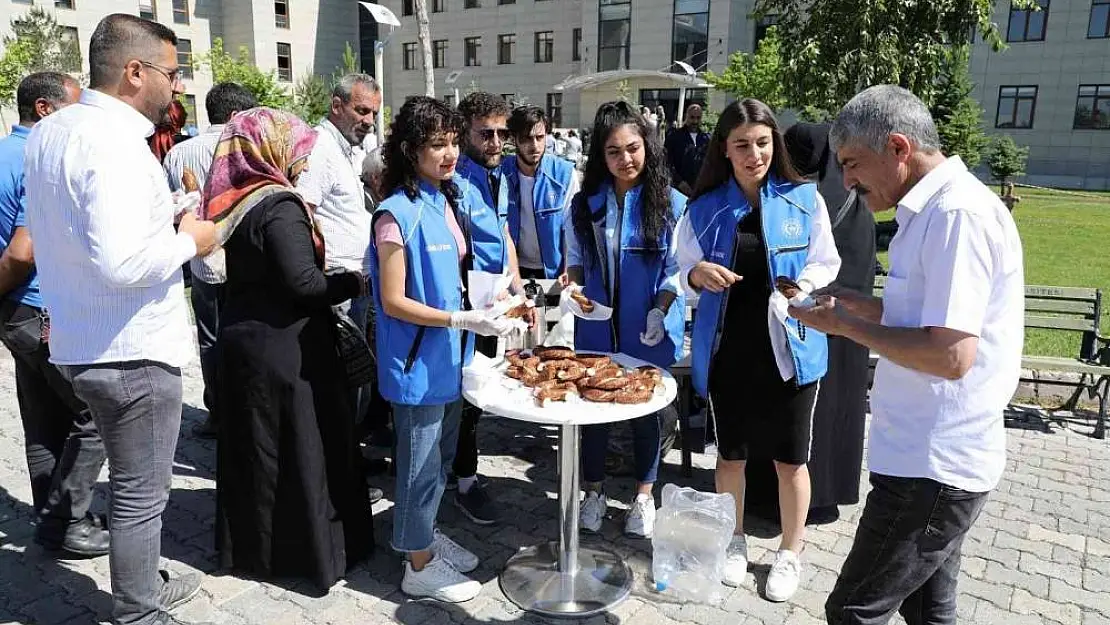 Ağrı'da YKS öncesi öğrencilere çay ve simit ikramı