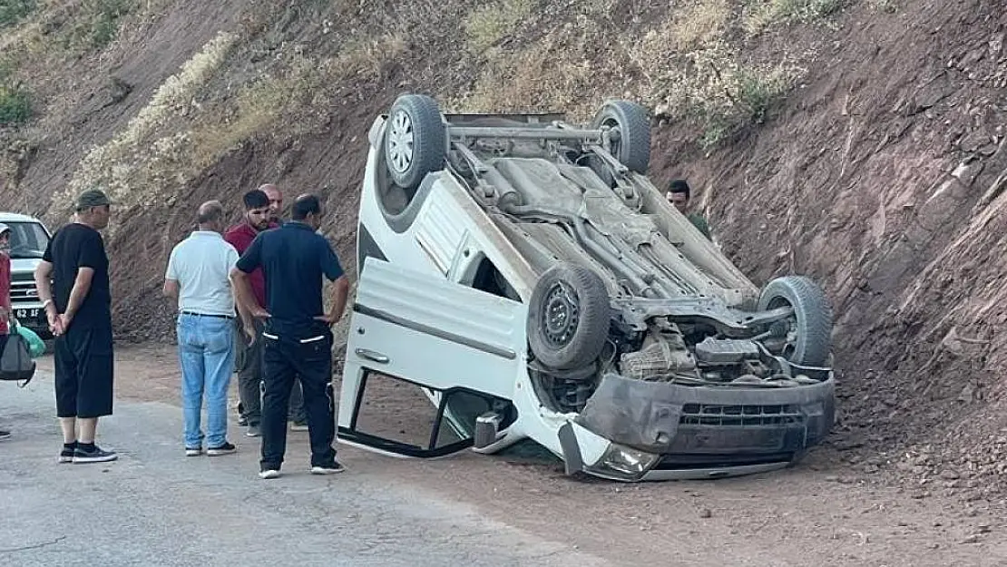 Tunceli'de hafif ticari araç ters döndü: 4 yaralı
