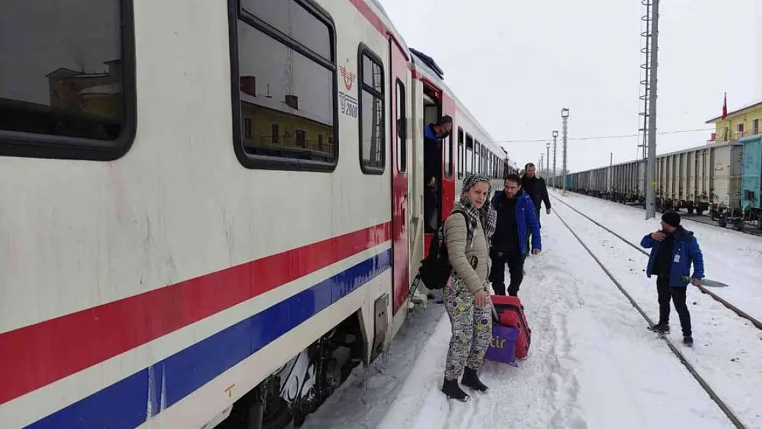 Doğu Ekspresi çığ düşmesi sonucu yolda kaldı
