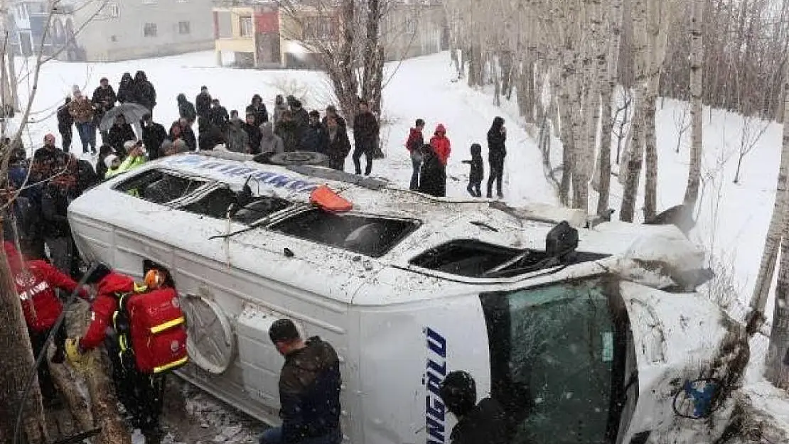 Van'da yolcu minibüsü devrildi: 14 yaralı
