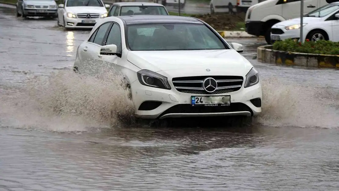 Erzincan'da sağanak yağış caddeleri suyla doldurdu
