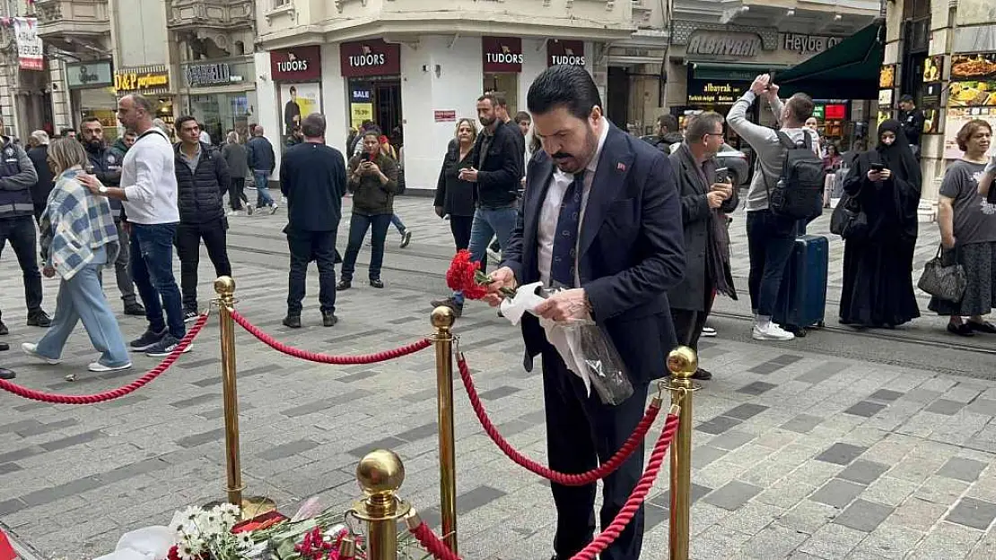 Başkan Sayan, Taksim'deki patlamada hayatını kaybedenler için karanfil bıraktı
