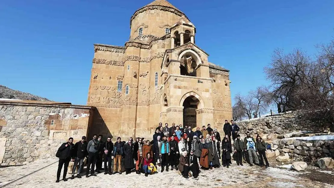 Güzel havayı fırsat bilen vatandaşlardan yürüyüş ve fotoğraf etkinliğine yoğun ilgi
