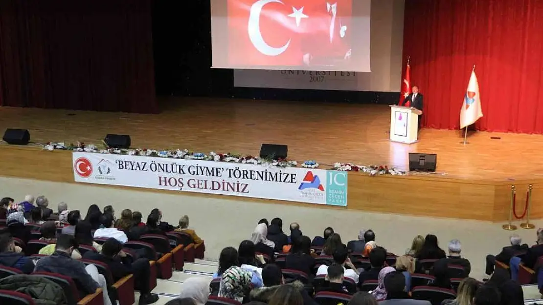 AİÇÜ'de Eczacılık Fakültesi Öğrencileri İçin 'Beyaz Önlük Giyme' töreni düzenlendi