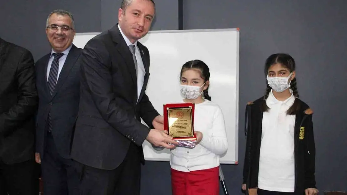 Ağrı Milli Eğitim Müdürü Kökrek, en çok kitap okuyan öğrencilerin ödüllerini verdi