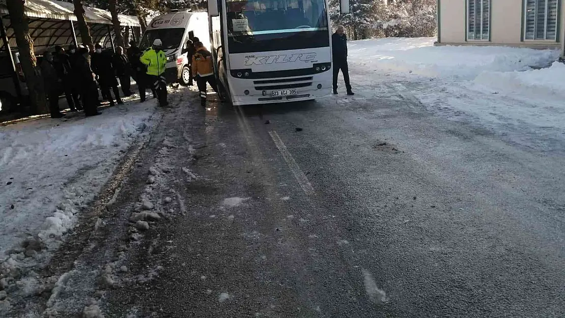 Elazığ'da minibüsün altında kalan kadın hayatını kaybetti
