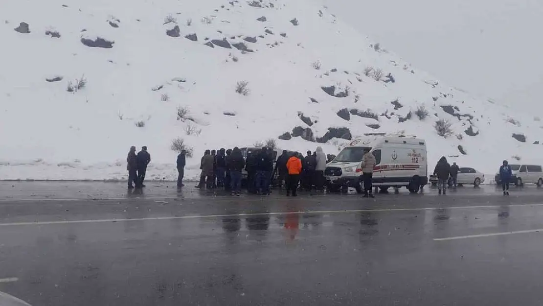 Tatvan'da iki araç çarpıştı: 1 ölü, 4 yaralı
