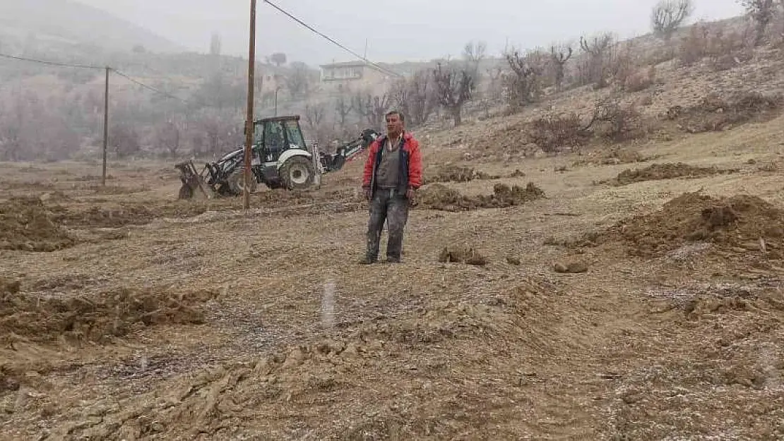 Kayısı bahçesinde çalışırken kara yakalandılar
