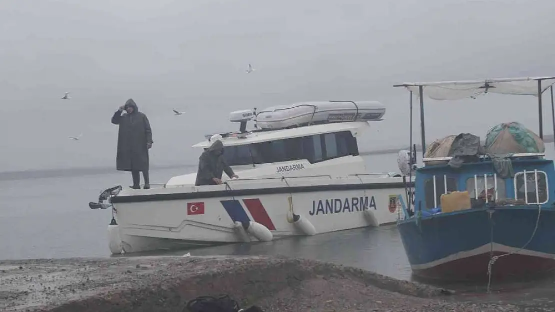 Balık tutmak için ağları gerdirirken tekneden düşüp suda kayboldu
