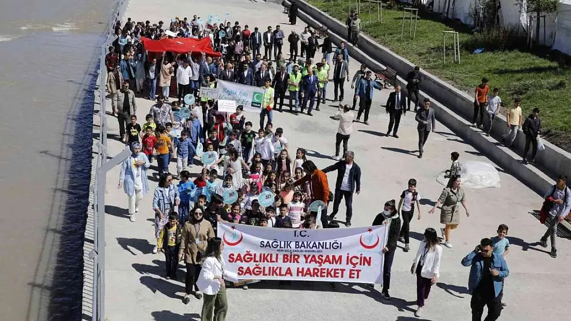 Ağrı'da sağlıklı yaşam yürüyüşü yapıldı