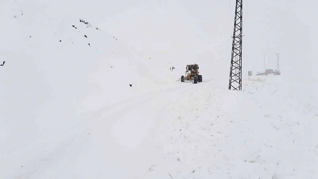 Hakkari'de kapanan 10 yerleşim yolunda karla mücadele çalışması
