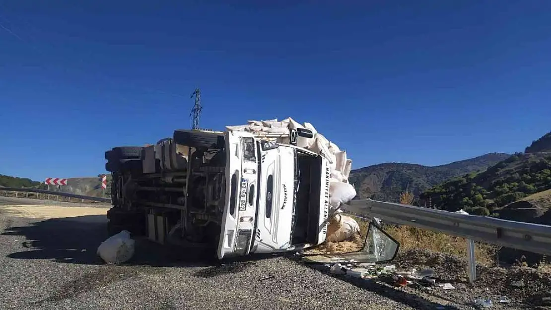 Virajı alamayan saman yüklü kamyon devrildi
