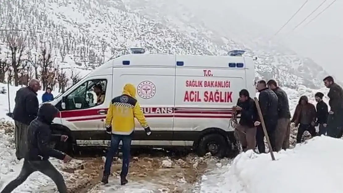 Yolda mahsur kalan ambulansı köylüler kurtardı
