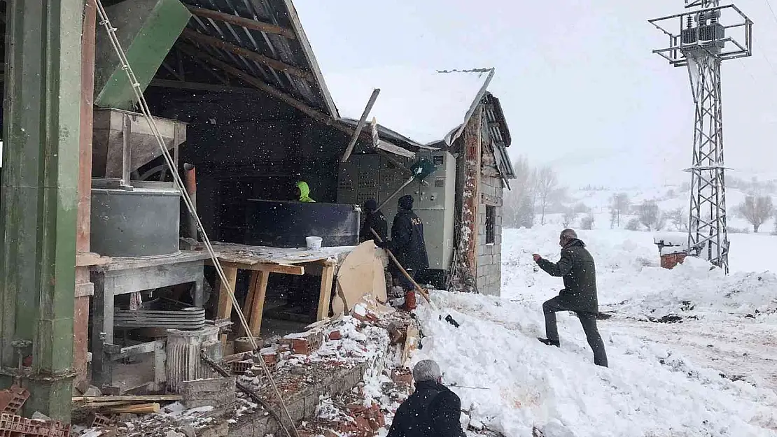 Kar yağışına dayanamayan un değirmeni çöktü
