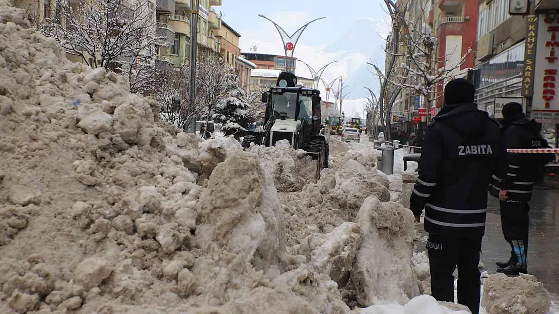 Hakkari'de kar yığınları kamyonlarla şehir dışına taşınıyor
