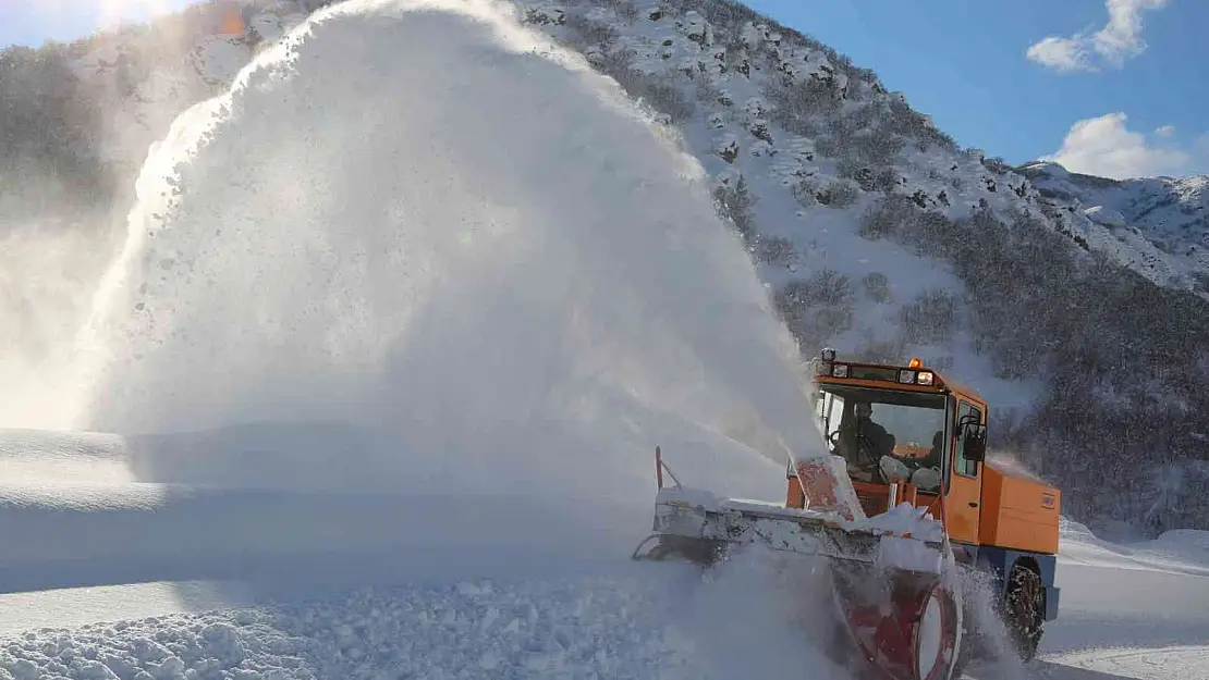 Tunceli'de karla mücadele çalışmaları aralıksız devam ediyor
