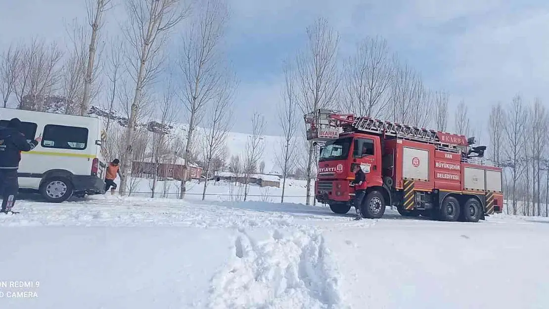 Buzlanma nedeniyle yoldan çıkan minibüs kurtarıldı
