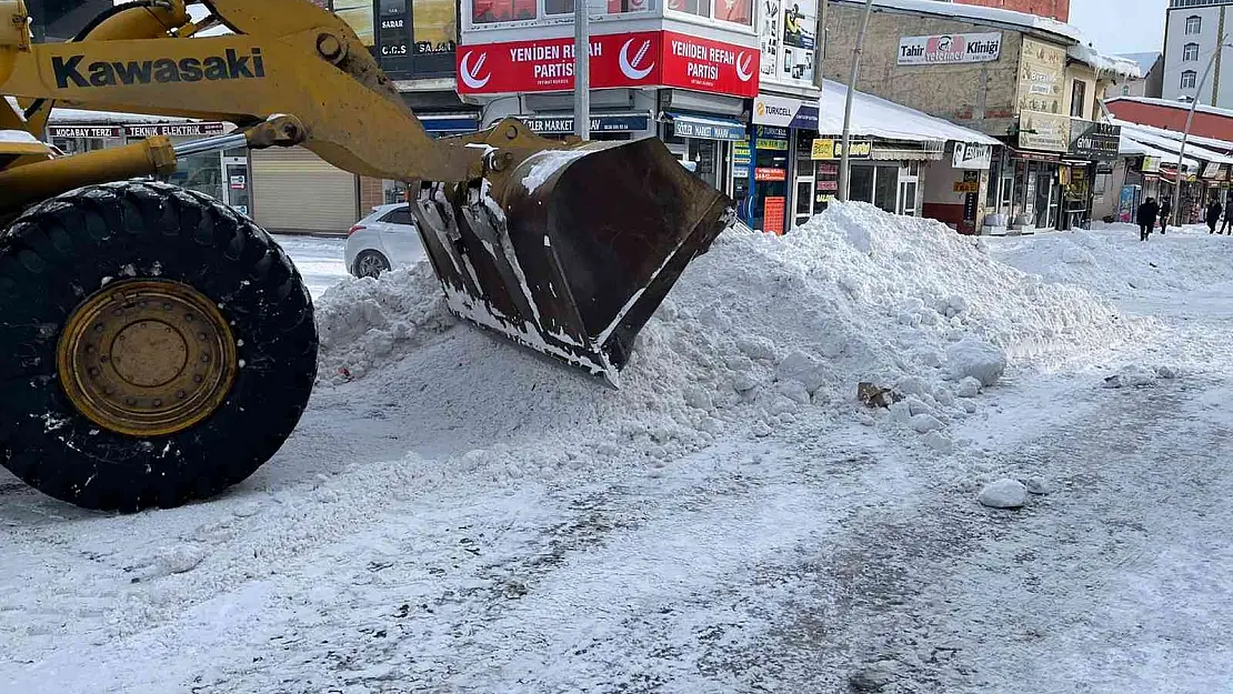 Eleşkirt'te ekiplerin kar temizleme çalışması devam ediyor