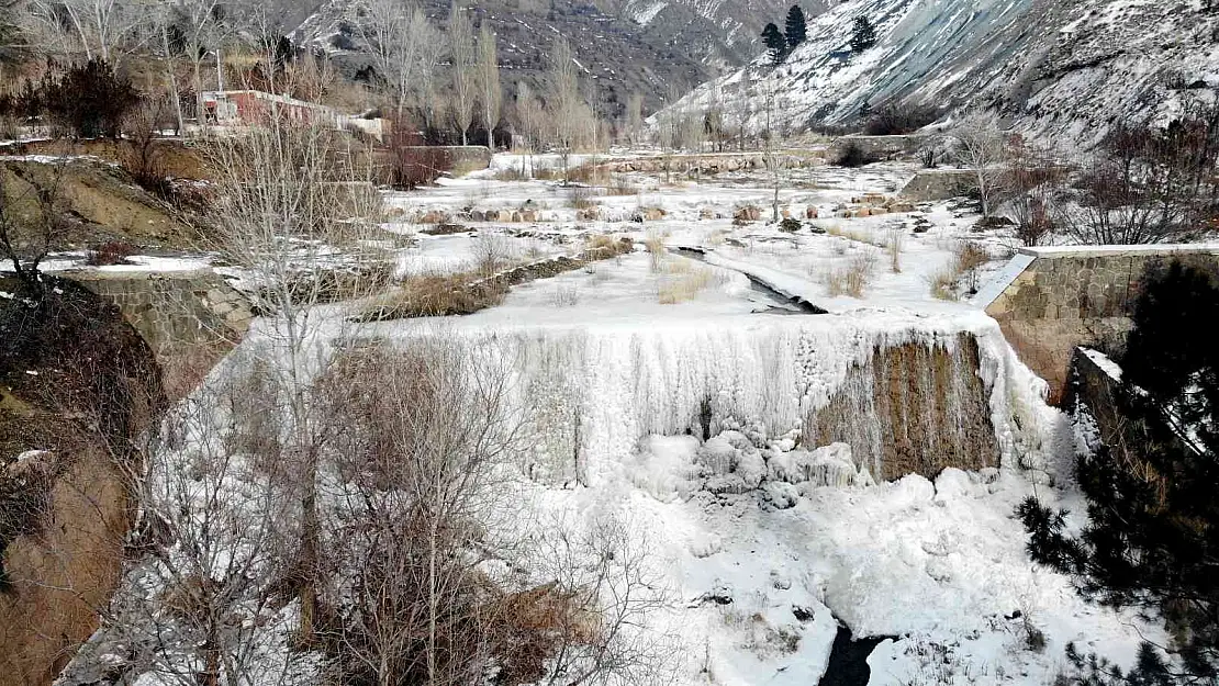 Erzincan'da dereler buz tuttu
