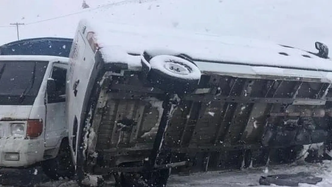 Servis aracı önce pikapla çarpıştı ardından yan yattı
